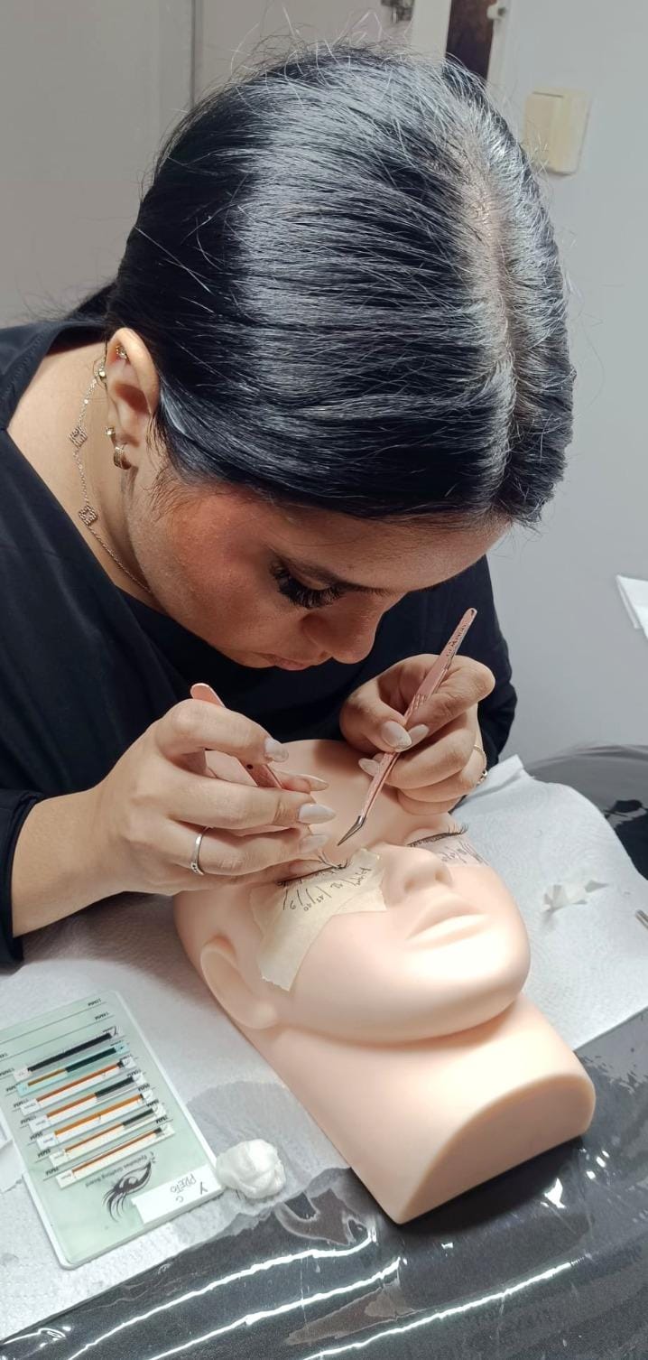 Aluna em prática durante a formação de Lash Design da Keli Sampaio