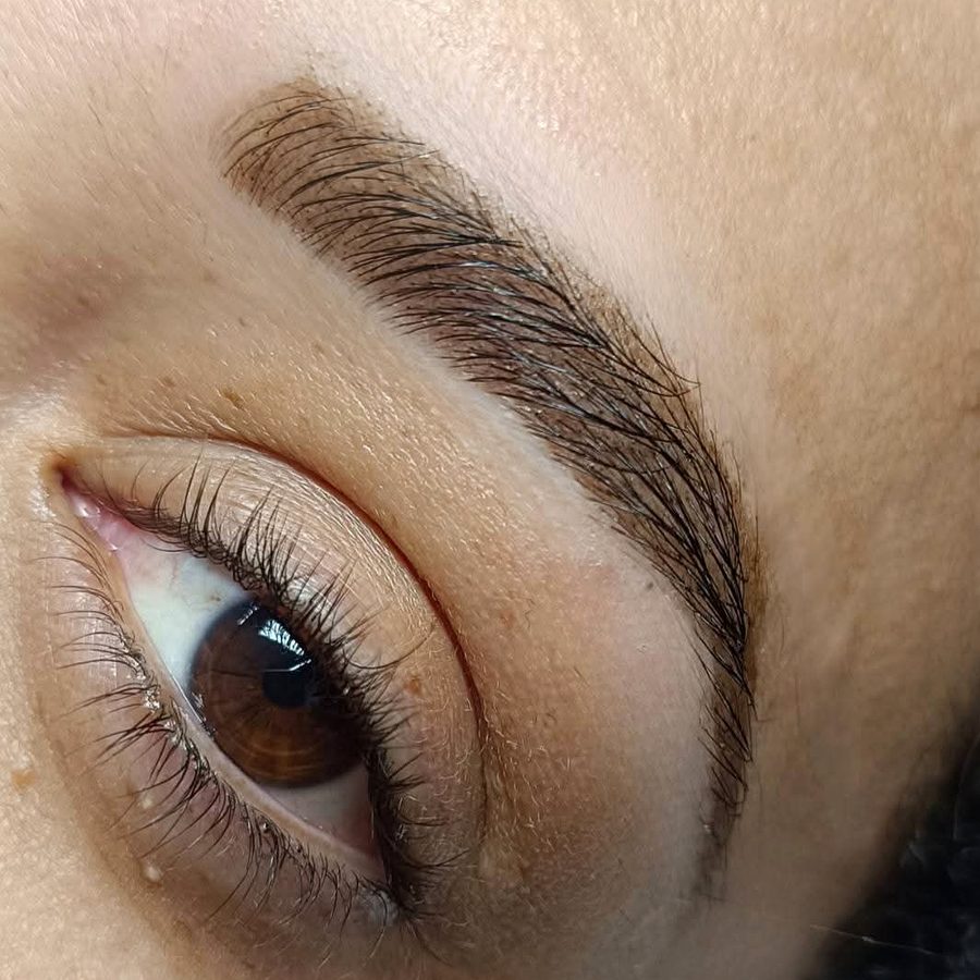 Sobrancelhas definidas com resultado natural e elegante